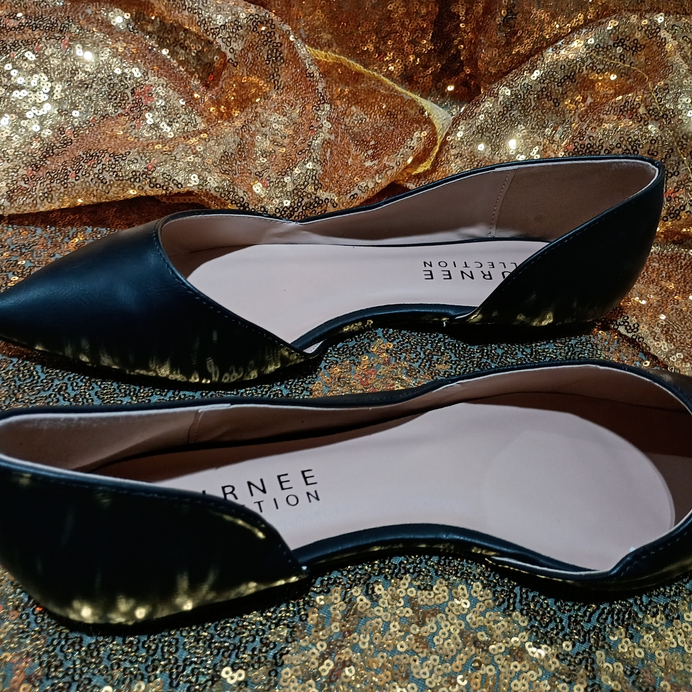 Journee Collection Black Pointed Flats - Picture 3 of 3